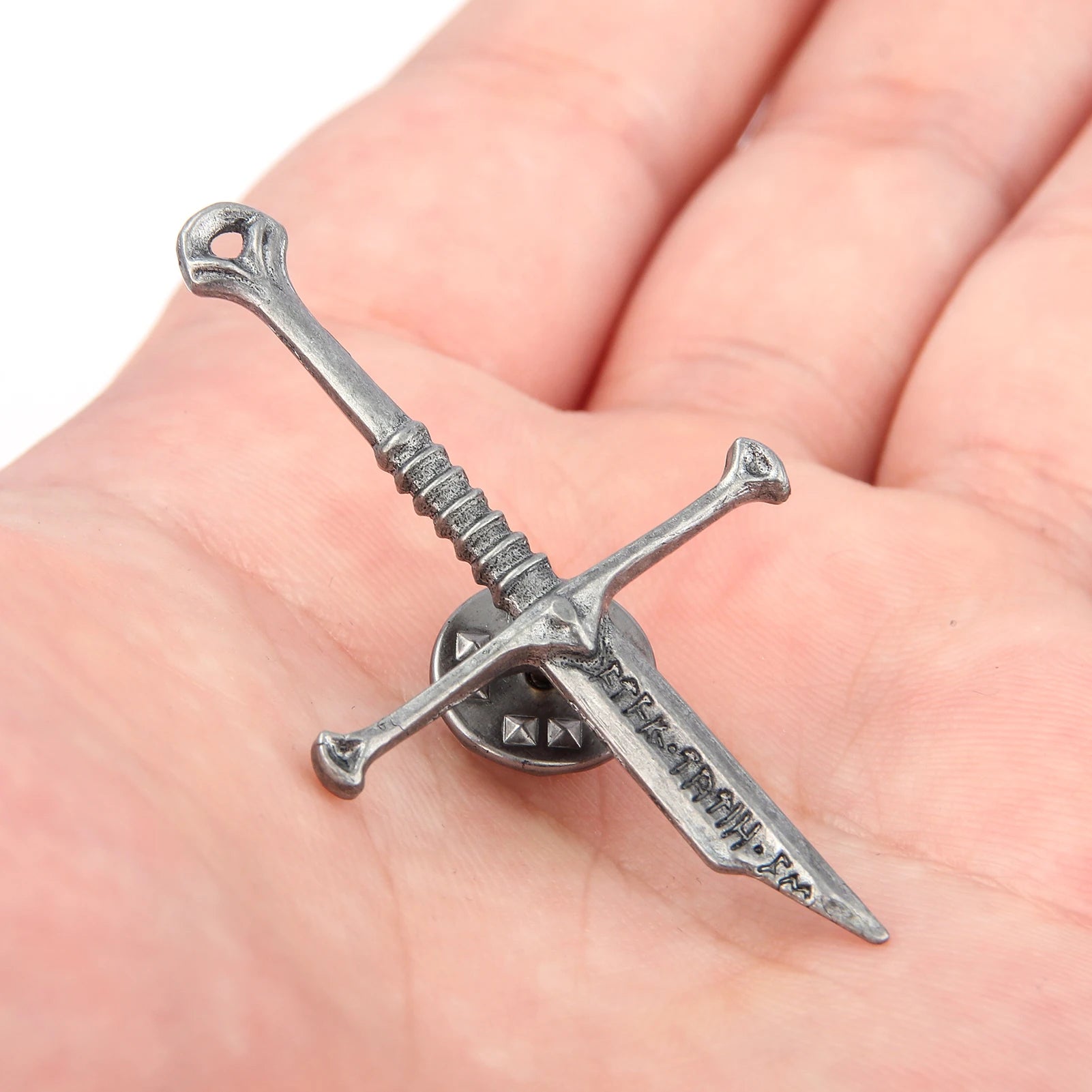 Lord of the Narsil Broken Sword Pins Brooch Movie Aragorn Sword Metal Badge Brooch for Women Men Lapel Pin Jewelry