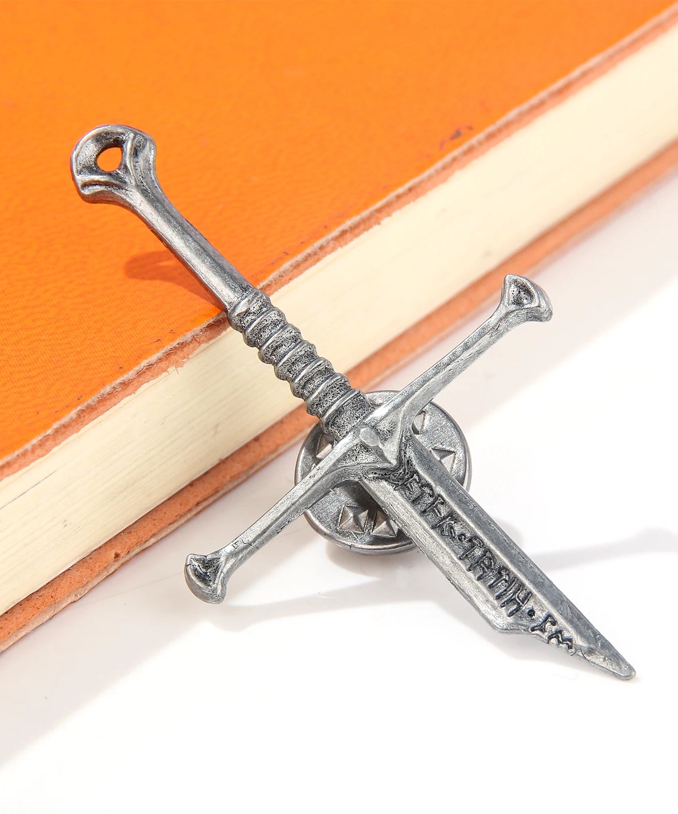 Lord of the Narsil Broken Sword Pins Brooch Movie Aragorn Sword Metal Badge Brooch for Women Men Lapel Pin Jewelry