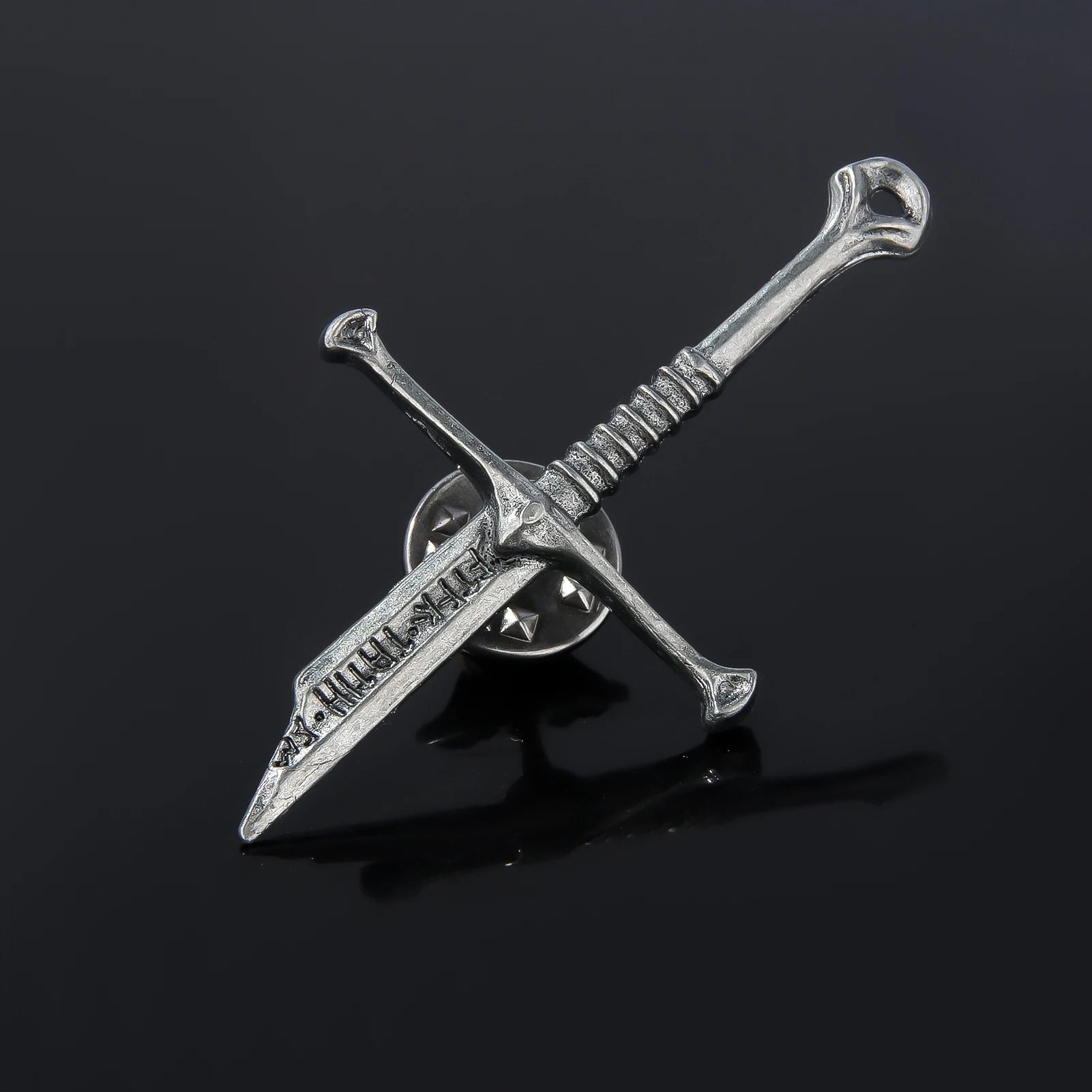 Lord of the Narsil Broken Sword Pins Brooch Movie Aragorn Sword Metal Badge Brooch for Women Men Lapel Pin Jewelry