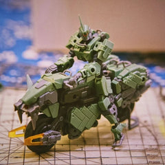 Hunting Fang (No.57 1/24) Mecha Model Kit — Transforming