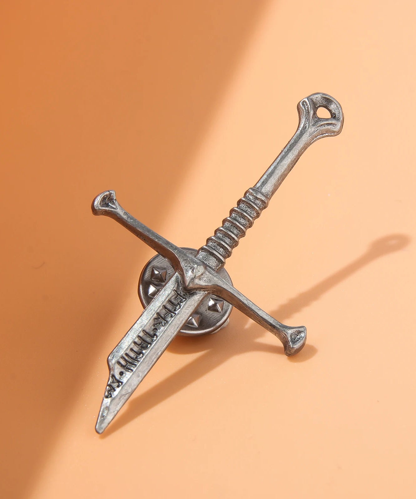 Lord of the Narsil Broken Sword Pins Brooch Movie Aragorn Sword Metal Badge Brooch for Women Men Lapel Pin Jewelry